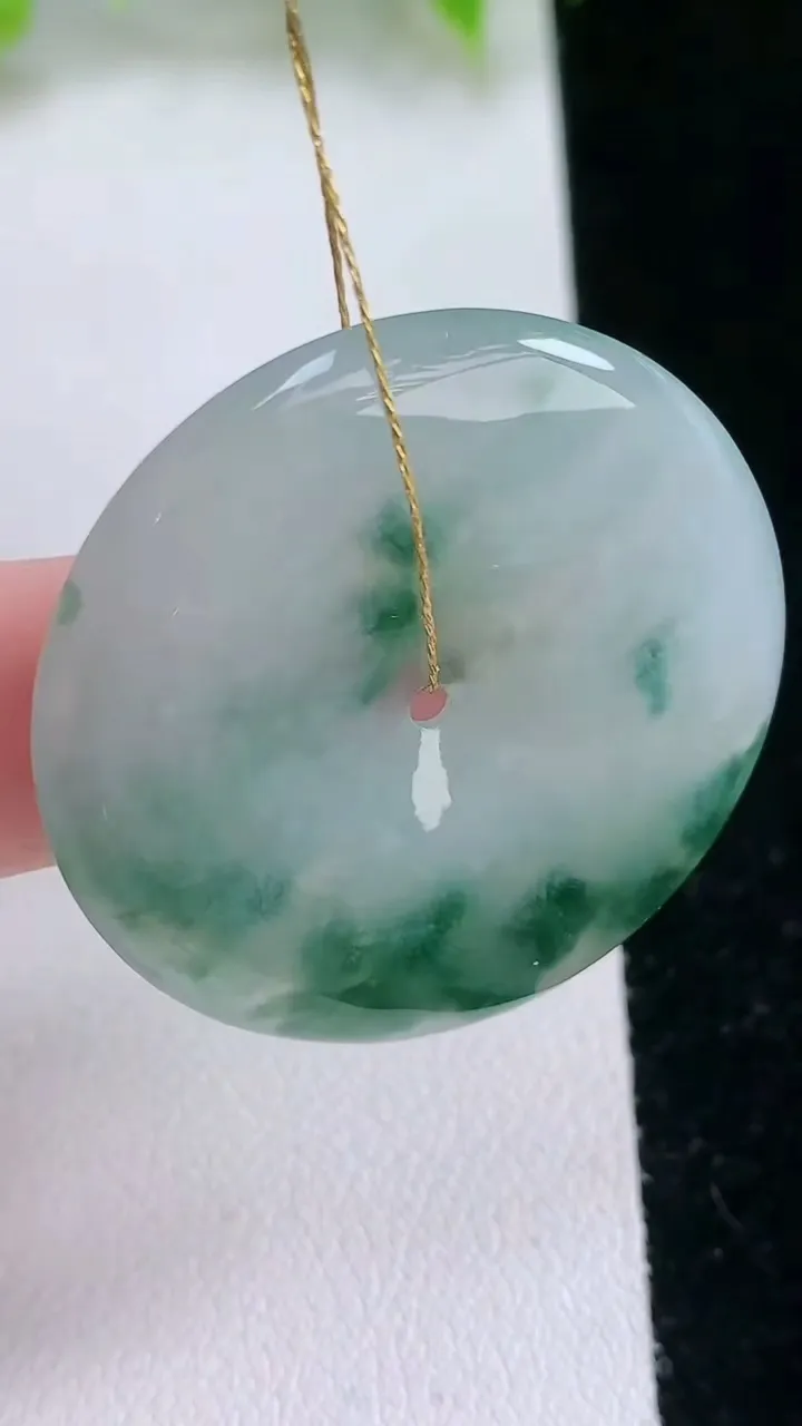 天然A货翡翠冰种飘花平安扣吊坠，尺寸34.6-5.5，重量:14.34g
2月5日