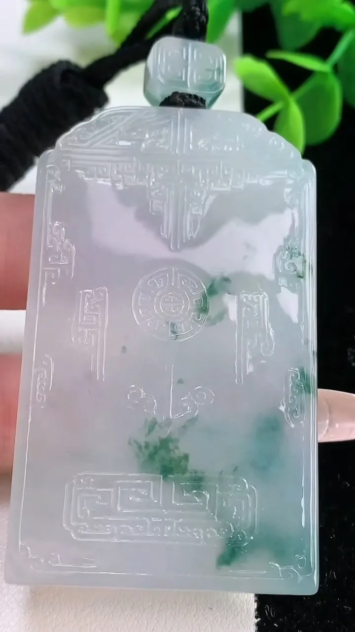 天然A货翡翠种飘花仿古无事牌吊坠，尺寸62.8-37.7-7，重量:59.02g
2月5日