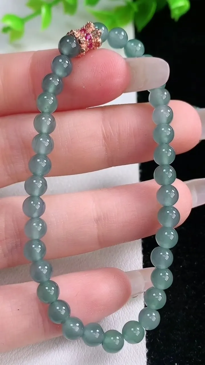 天然A货翡翠圆珠手串，尺寸4.8，重量:7.34g2月5日
工厂直销收藏佳品,种好水足，色泽均匀，有种有色，上手高大气！