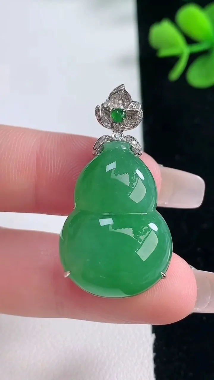 天然A货翡翠葫芦吊坠，尺寸36.4-26-8.7，重量:10.37g
2月5日