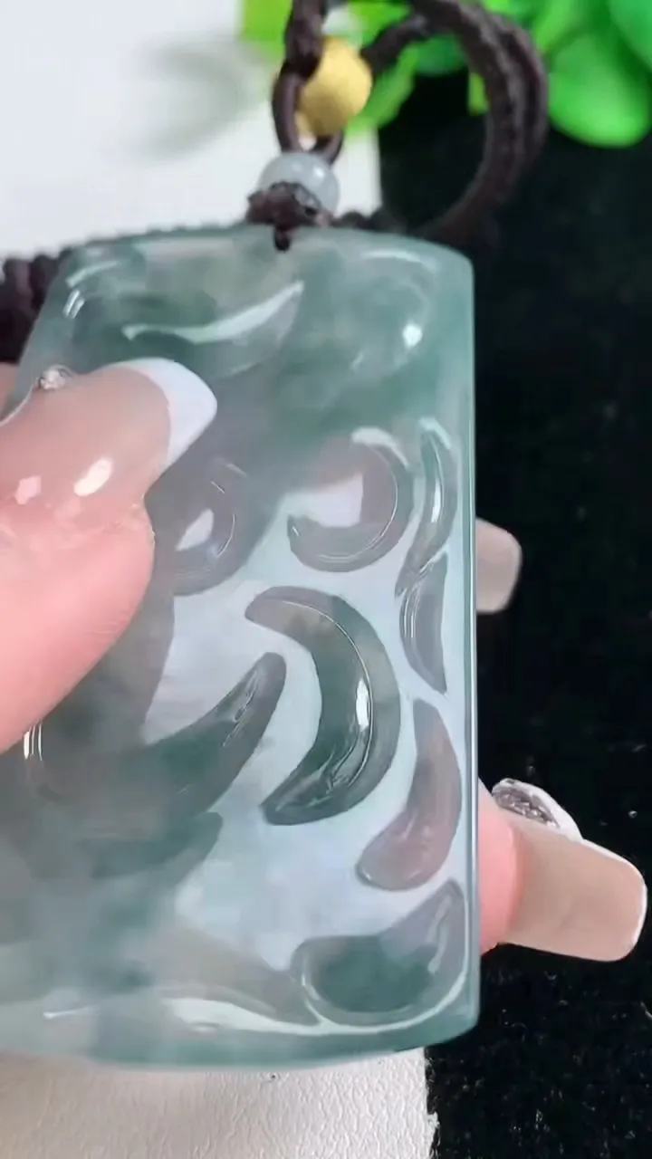 天然A货翡翠种飘花龙牌吊坠，尺寸60.2-38.5-4.9，重量:33.76g
2月5日