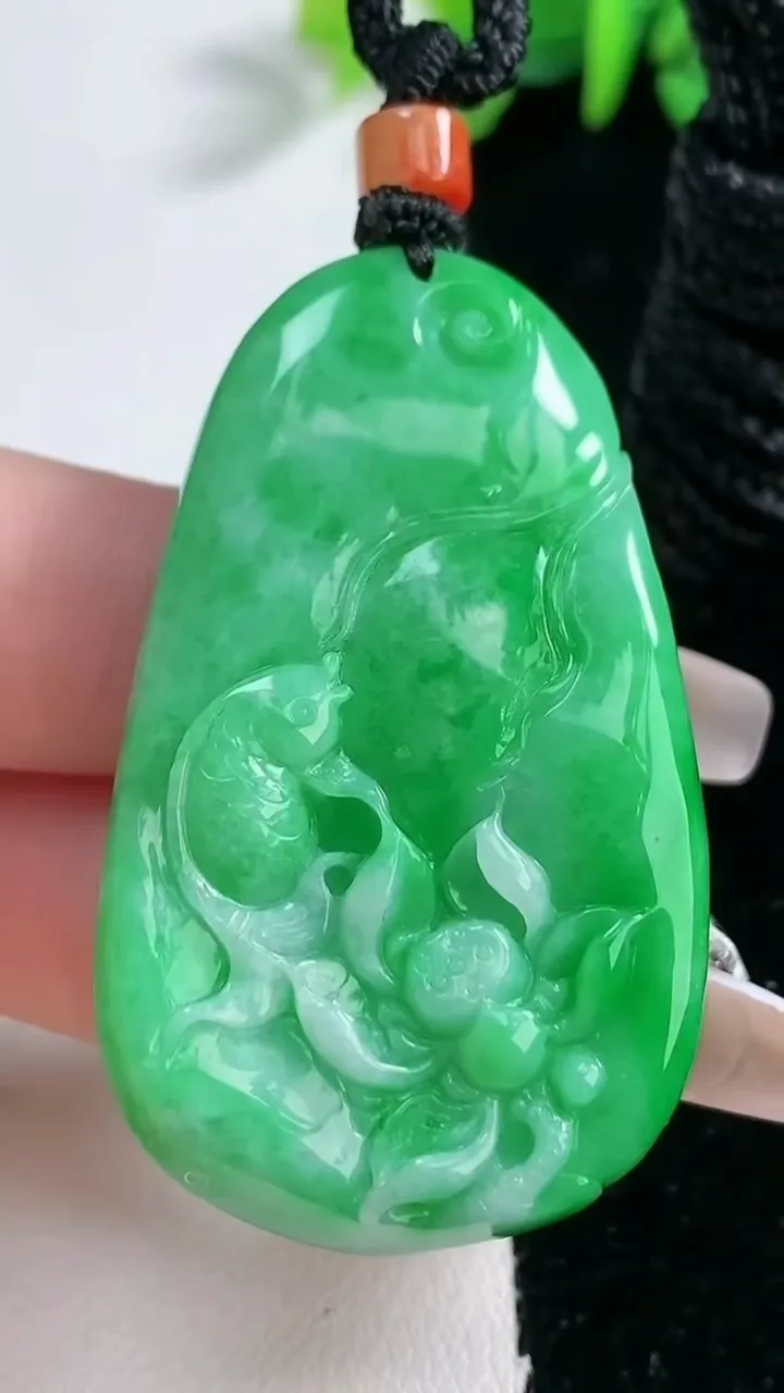 天然A货翡翠和和美美 荷叶鱼吊坠，尺寸48.8-28.6-13.6，重量:37.05g
2月5日