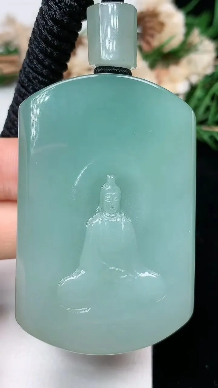 天然A货翡翠观音菩萨吊坠，尺寸54.5-36.2-12.9，重量:78.71g
2月5日