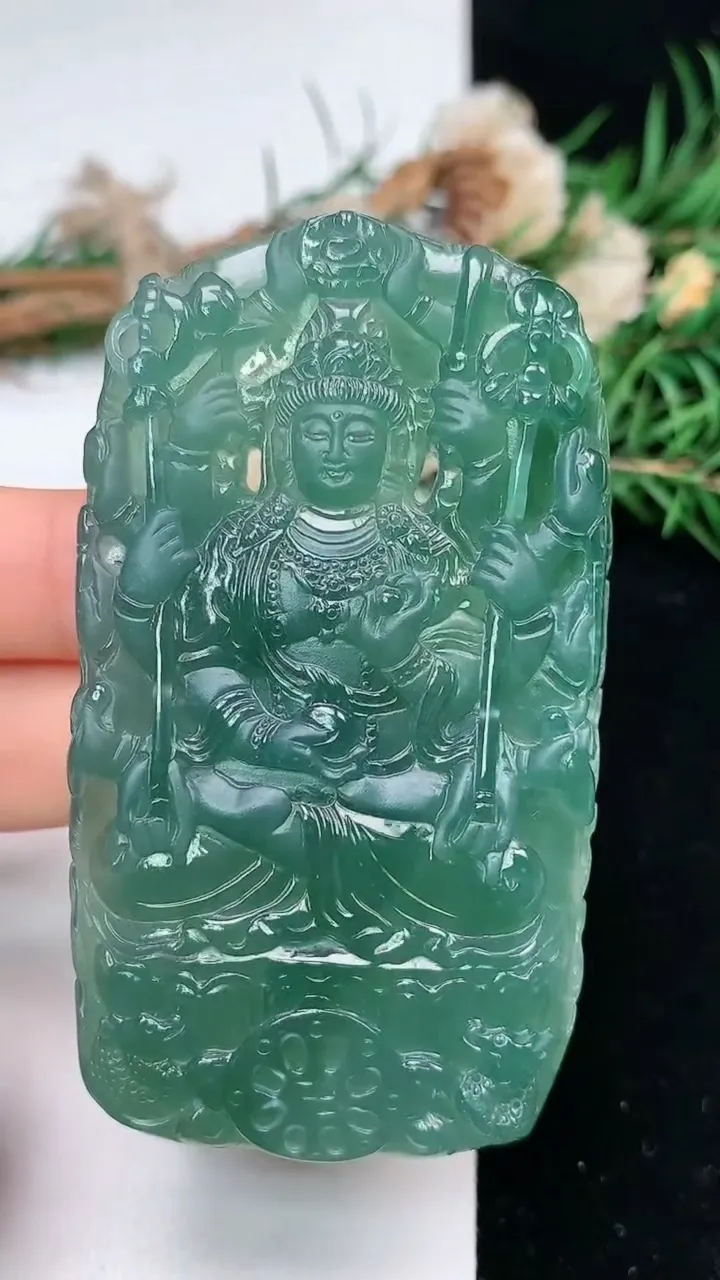 天然A货翡翠蓝水千手观音吊坠，尺寸70.7-40.4-6.9，重量:46.28g
2月5日