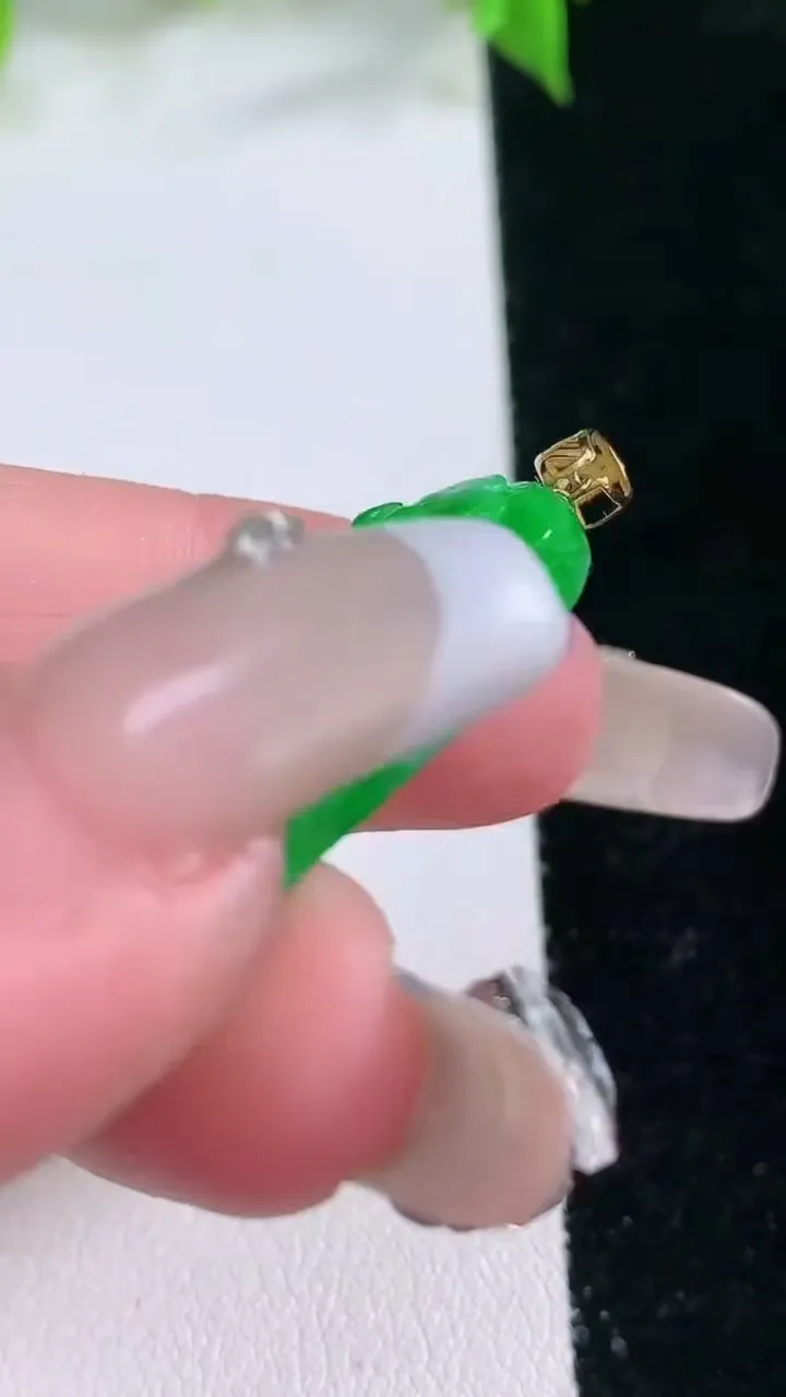 天然A货翡翠山水牌吊坠，尺寸34-16.4-5.7，重量:8.07g
2月5日