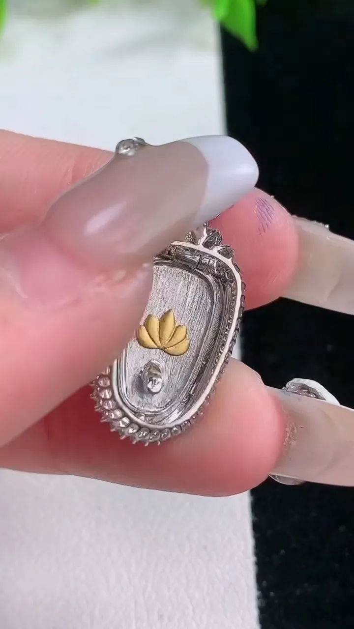 天然A货翡翠金枝玉叶 叶子吊坠，尺寸28.3-12.2-6.6，裸石15.8-9重量:3.07g
2月5日