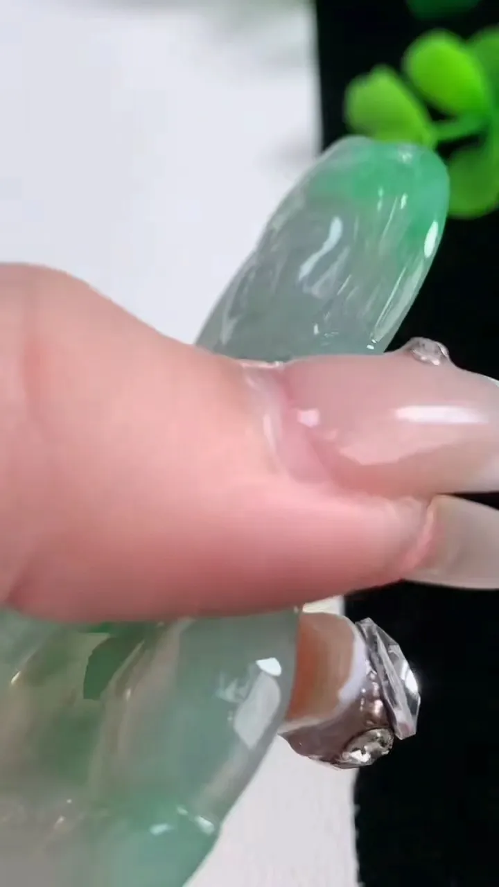 天然A货翡翠观音菩萨吊坠，尺寸66.7-42.3-6，重量:29.59g
2月5日