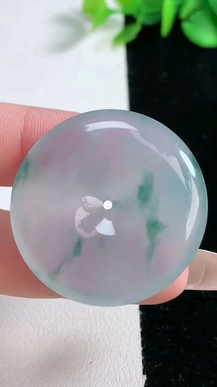 天然A货翡翠种飘花平安扣吊坠，尺寸34.5-5.8，重量:14.14g
2月5日