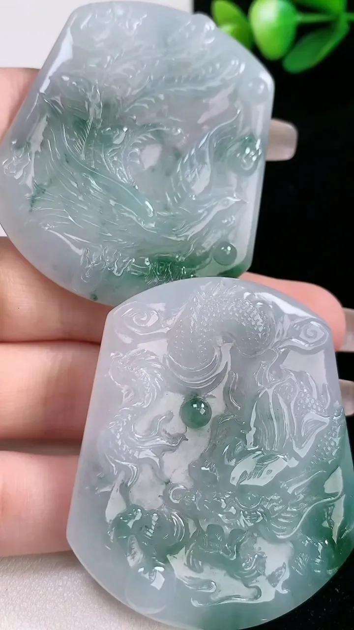 天然A货翡翠飘花龙凤呈祥吊坠一对，尺寸50.8-44-5.4，重:24.12g
2月5日