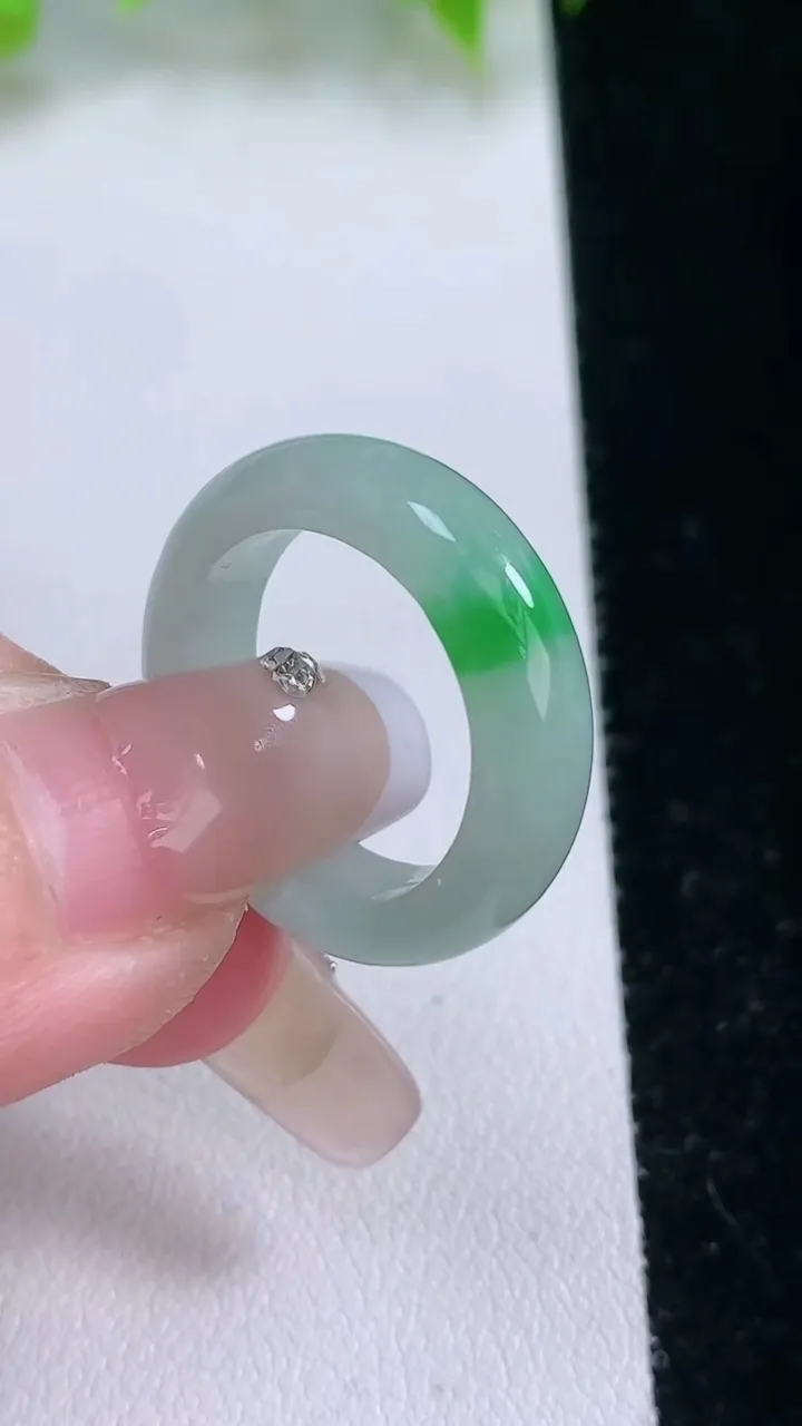 天然A货翡翠指环戒指，尺寸17.3-5.5-3.2，重量:4.22g2026年2月5日
工厂直销收藏佳品,种好水足，色泽均匀，有种有色，上手高大气！