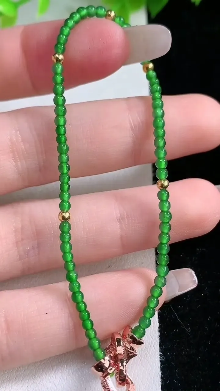 天然A货翡翠小米珠手串，尺寸2.3，重量:4.83g2月5日
工厂直销收藏佳品,种好水足，色泽均匀，有种有色，上手高大气！