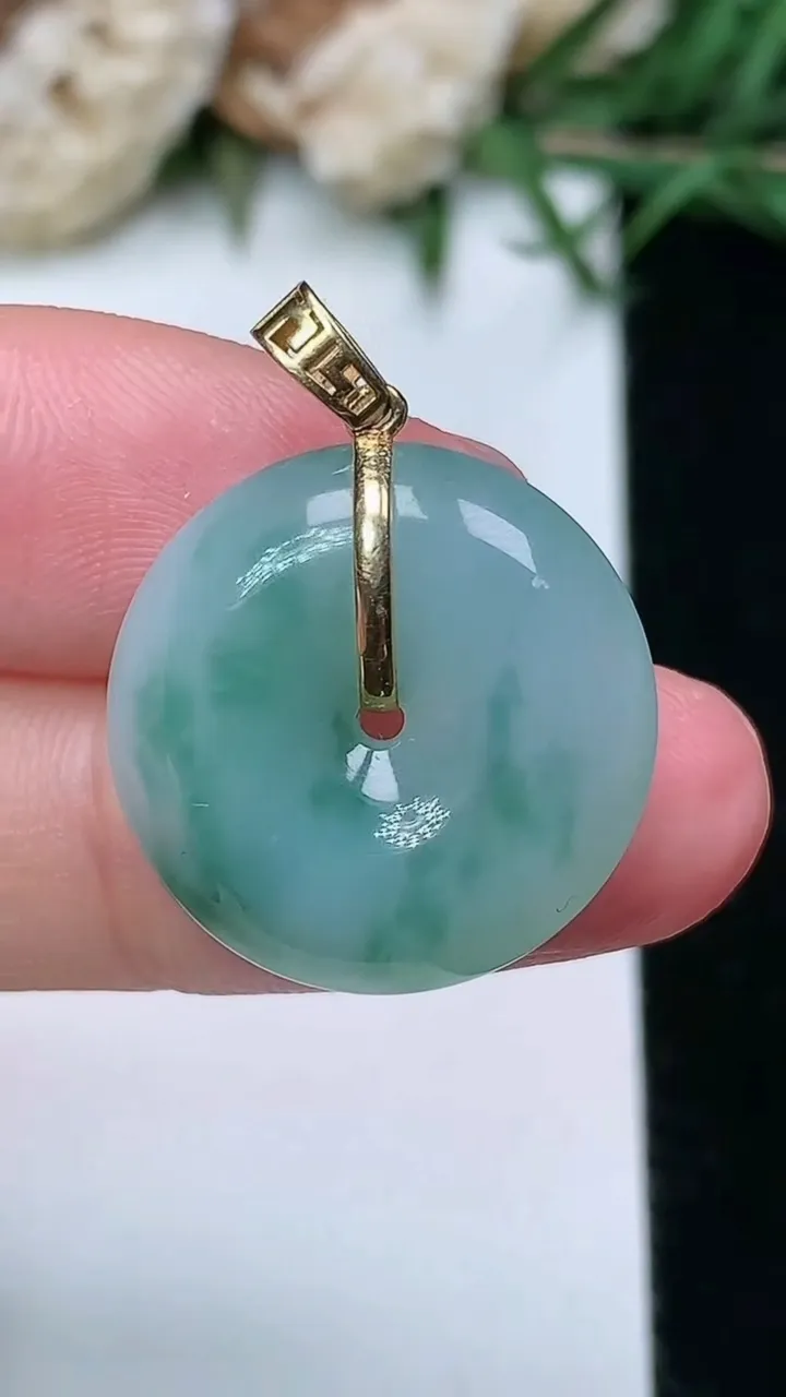 天然A货翡翠k金飘花平安扣吊坠，尺寸19.4-6，重量:4.66g
2月5日