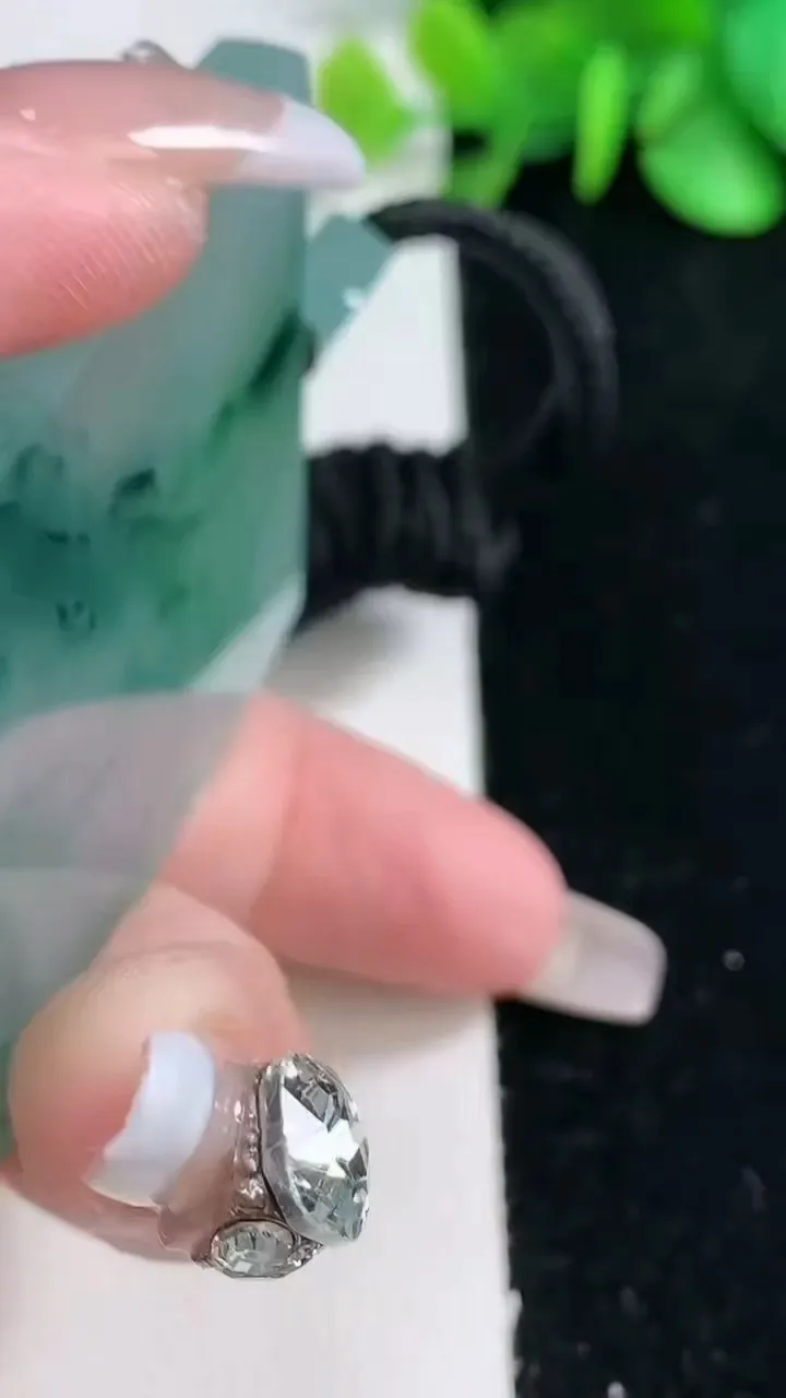 天然A货翡翠种飘花无事牌吊坠，尺寸61.7-40.5-5.6，重量:52.43g
2月5日