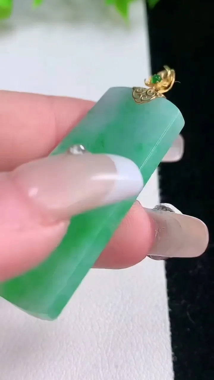天然A货翡翠无事牌吊坠，尺寸43.3-23.5-3.5，重量:10.69g
2月5日