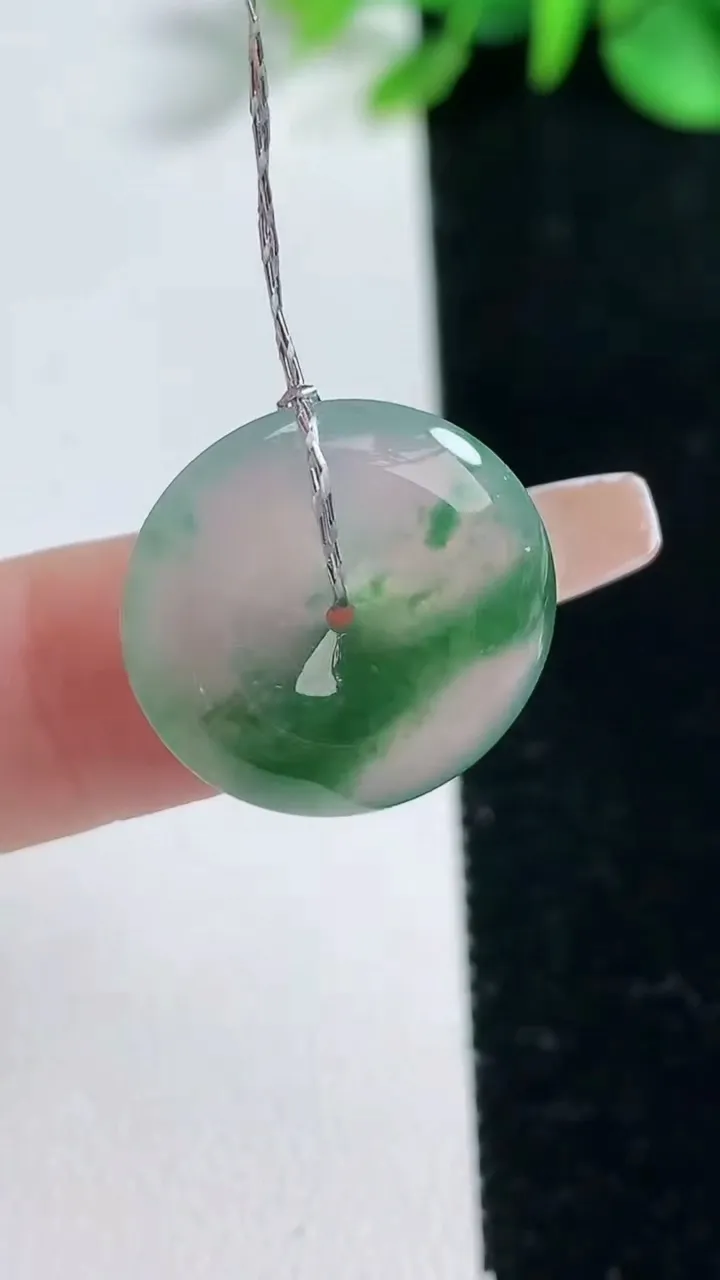 天然A货翡翠冰种飘花平安扣吊坠，尺寸18.8-4.4，重量:3.21g
2月5日