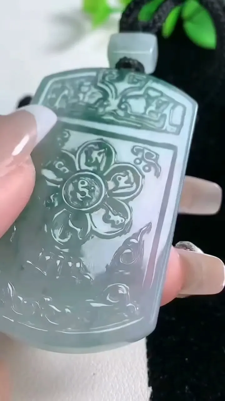 天然A货翡翠种飘花仿古无事牌吊坠，尺寸54-35.7-5.7，重量:32.96g
2月5日