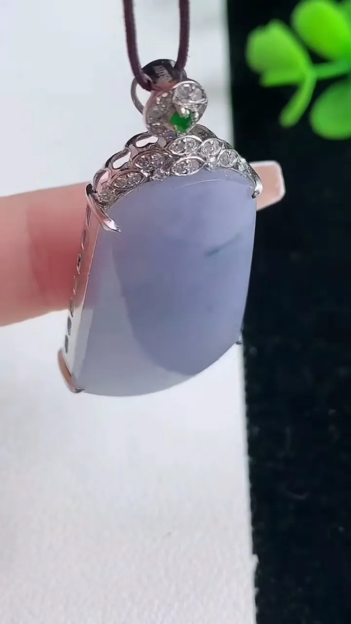 天然A货翡翠18K金紫罗兰无事牌吊坠，尺寸40.2-31-21.5-7.4，重量:9.03g
2月5日