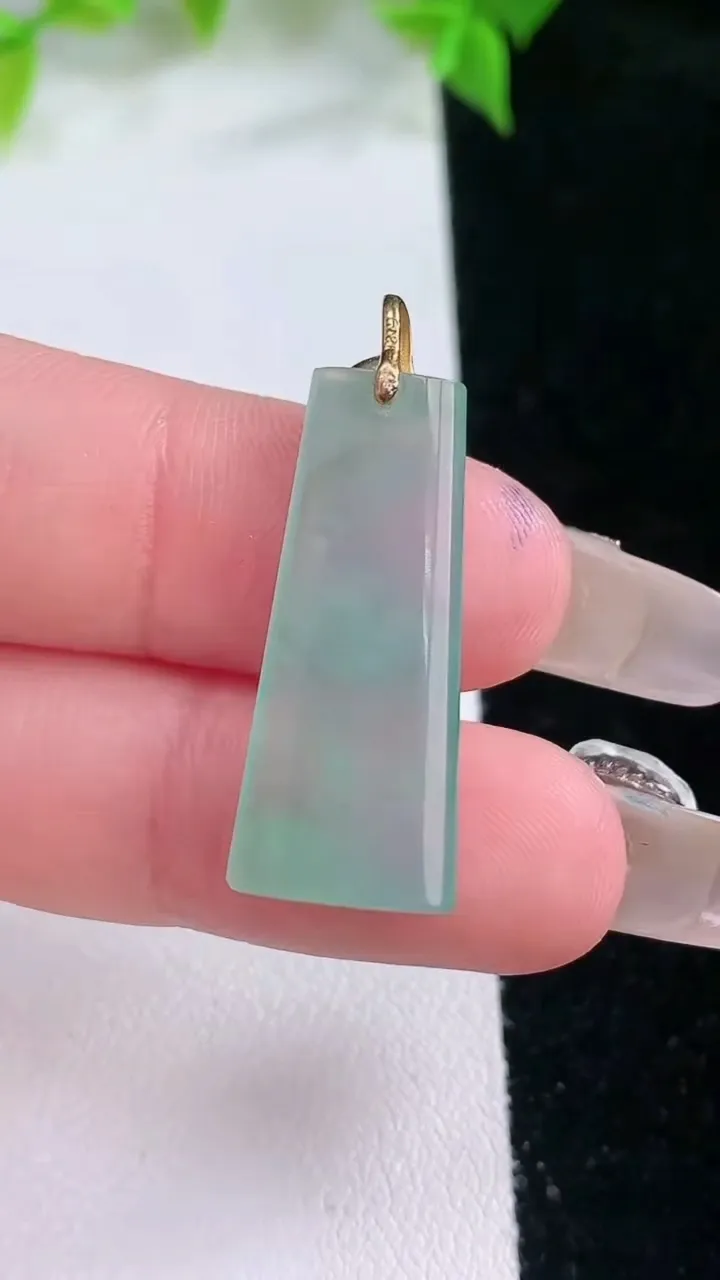 天然A货翡翠无事牌吊坠，尺寸25.2-11-4，重量:2.93g
2月5日