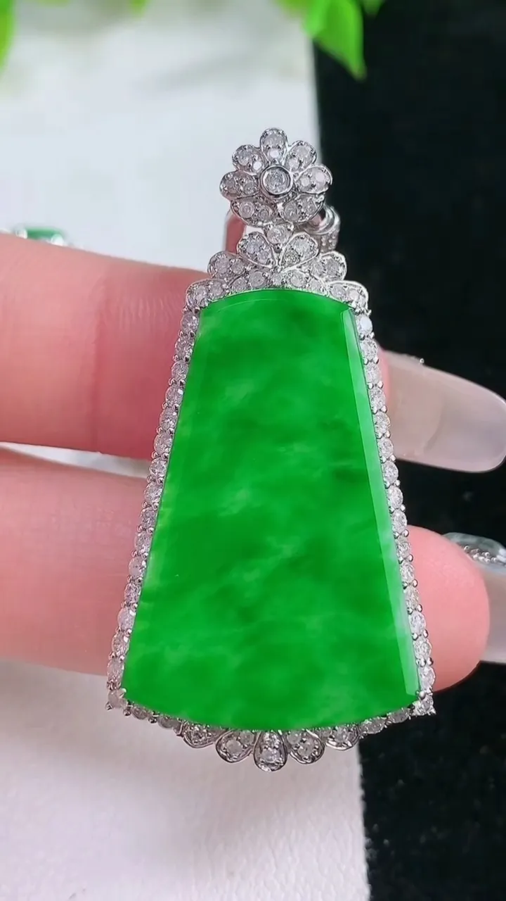 天然A货翡翠无事牌吊坠，尺寸45-22.5-8，裸石28.8-20.6重量:18.81g
2月5日