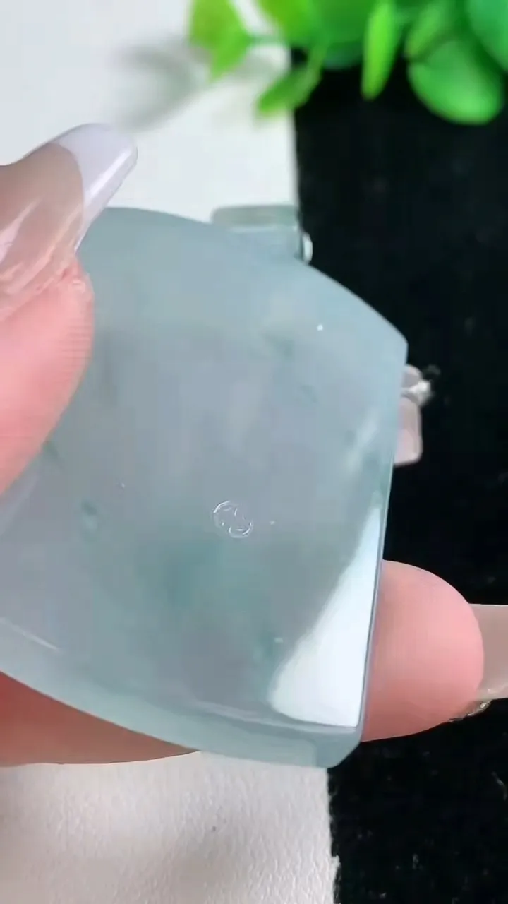 天然A货翡翠种飘花无事牌吊坠，尺寸46.8-33.8-5.7，重量:29.23g
2月5日