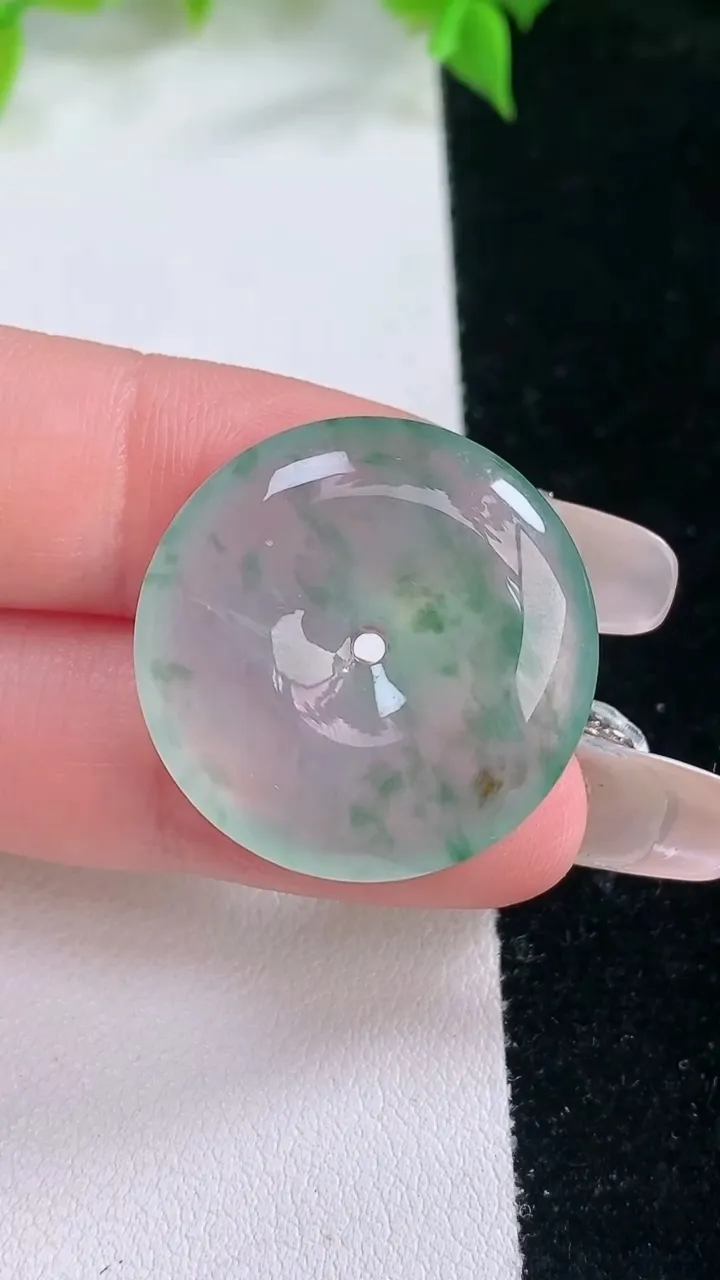 天然A货翡翠种飘花平安扣吊坠，尺寸25.6-5.2，重量:7.46g
2月5日