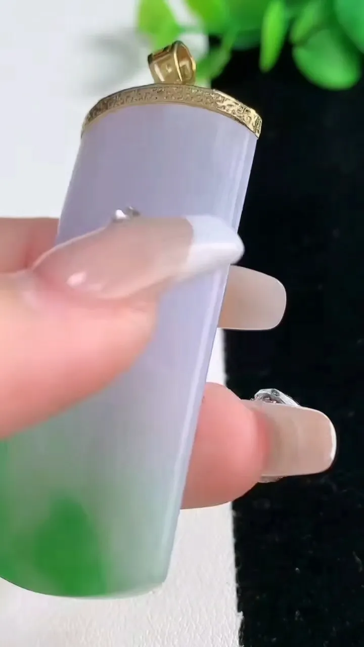 天然A货翡翠无事牌吊坠，尺寸56.2-24.5-6.4，重量:24.98g
2月5日