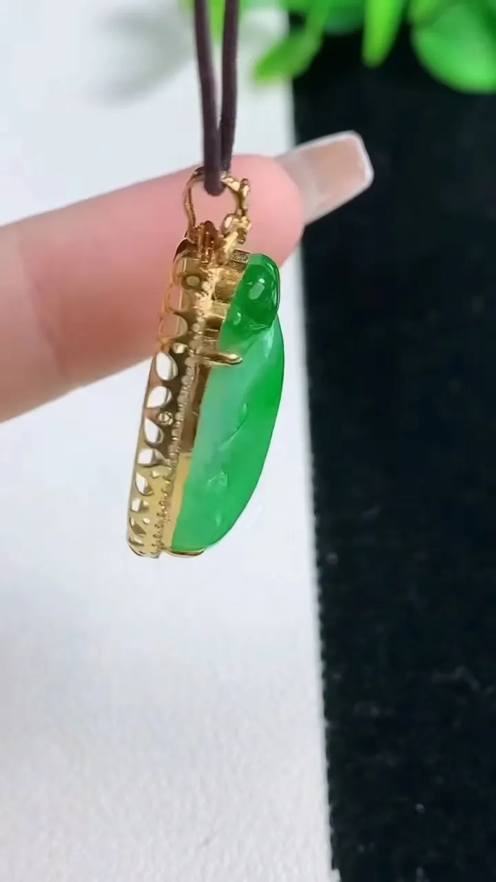 天然A货翡翠如意吊坠，尺寸31.7-16-7.8，裸石24-14重量:4.40g
2月5日