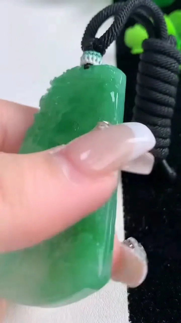 天然A货翡翠山水牌吊坠，尺寸59.5-40.2-5.6，重量:32.48g
2月5日