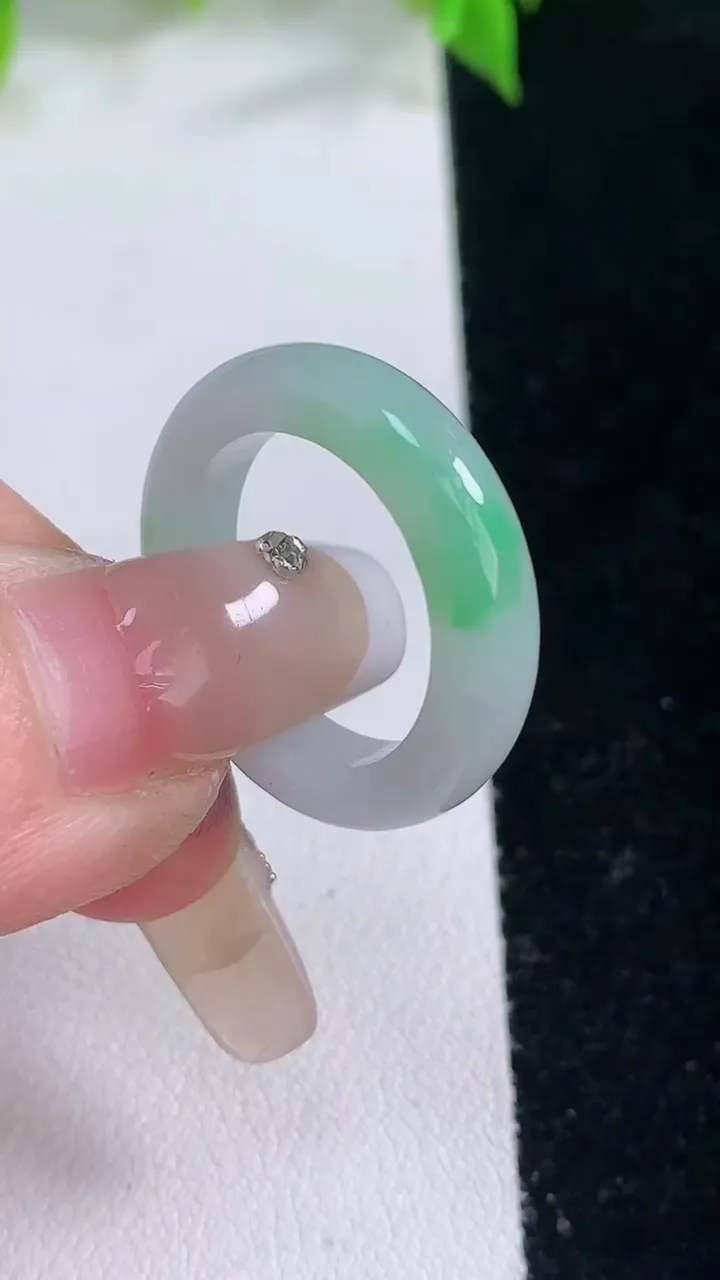 天然A货翡翠指环戒指，尺寸17.3-4.6-3.3，重量:3.87g2026年2月5日
工厂直销收藏