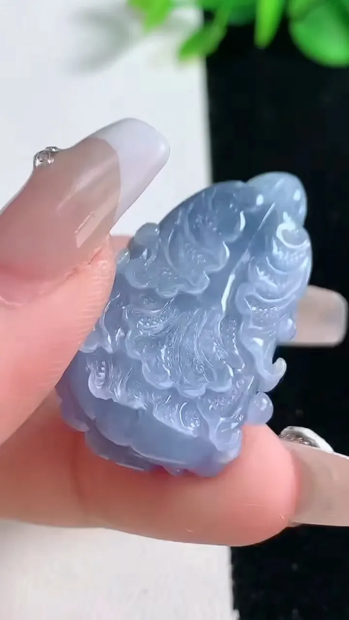 天然A货翡翠紫罗兰白菜吊坠，尺寸34.8-22.5-13.2，重量:16.00g
2月5日