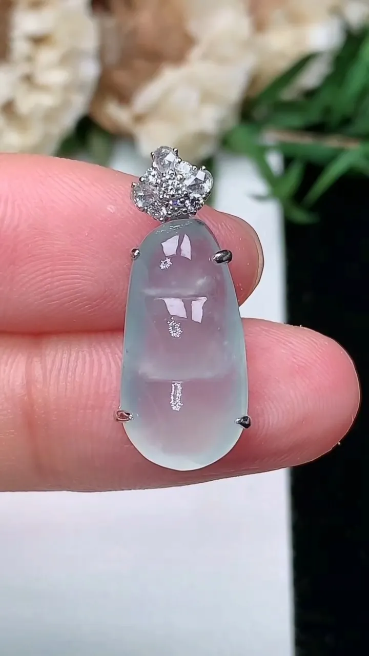 天然A货翡翠白冰福豆吊坠，尺寸17.4-9.2-5.8，重量:2.42g
2月5日