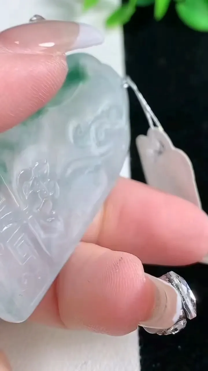 天然A货翡翠种飘花普贤菩萨吊坠，尺寸50-30.8-5，重量:19.72g
2月5日