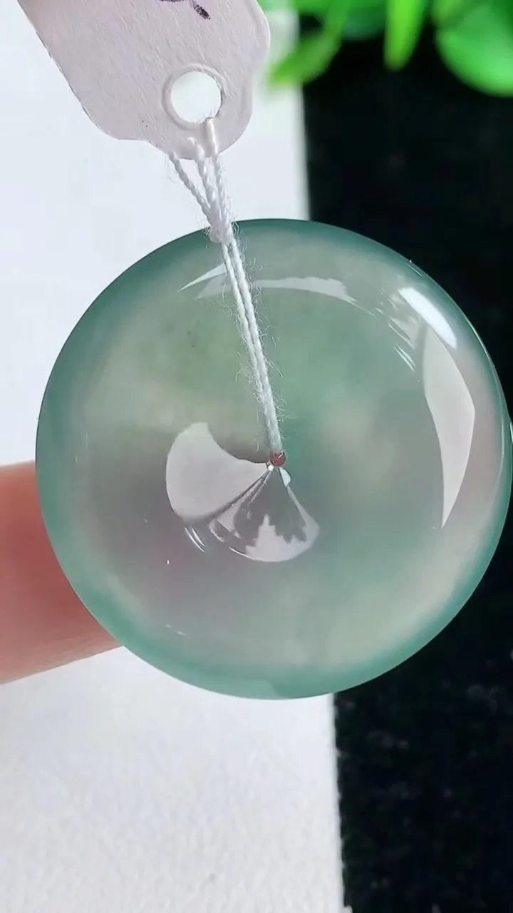 天然A货翡翠平安扣吊坠，尺寸29-5.5，重量:9.74g
2月5日