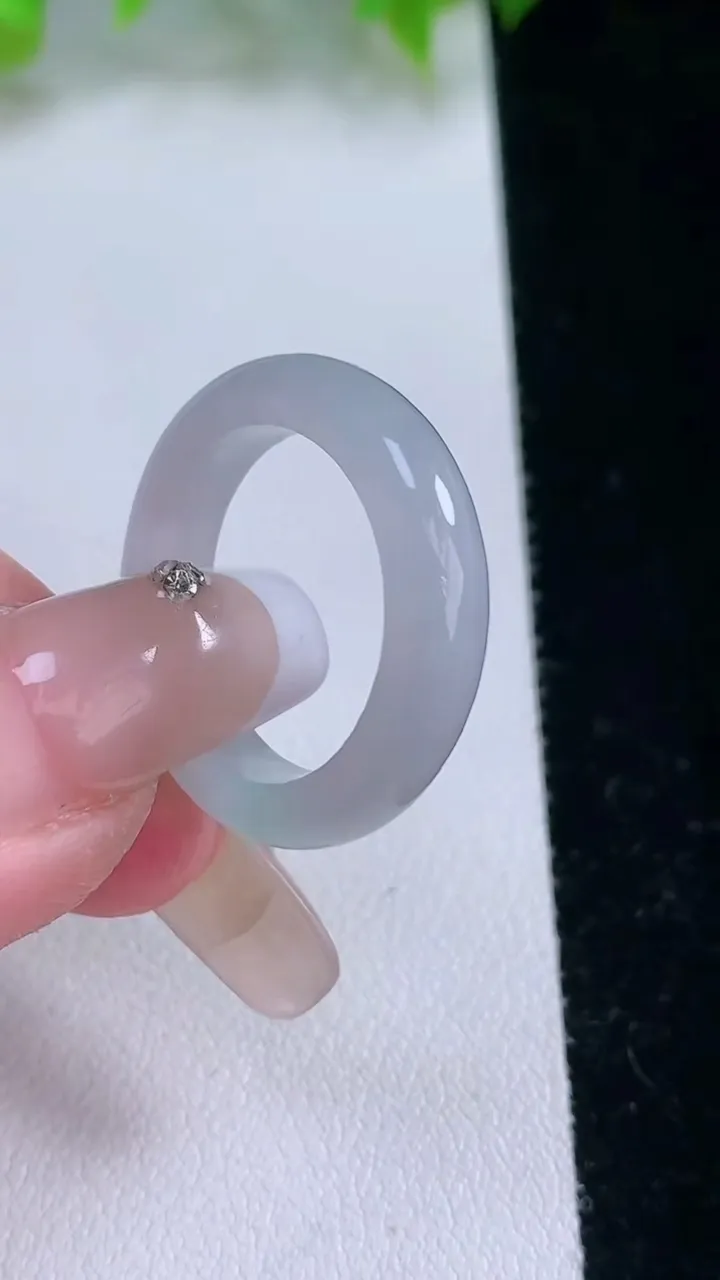 天然A货翡翠指环戒指，尺寸18.4-4.8-3.4，重量:3.99g2026年2月5日
工厂直销收藏佳品,种好水足，色泽均匀，有种有色，上手高大气！