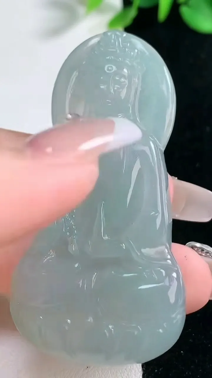 天然A货翡翠观音菩萨吊坠，尺寸61-31.8-6.5，重量:24.00g
2月5日