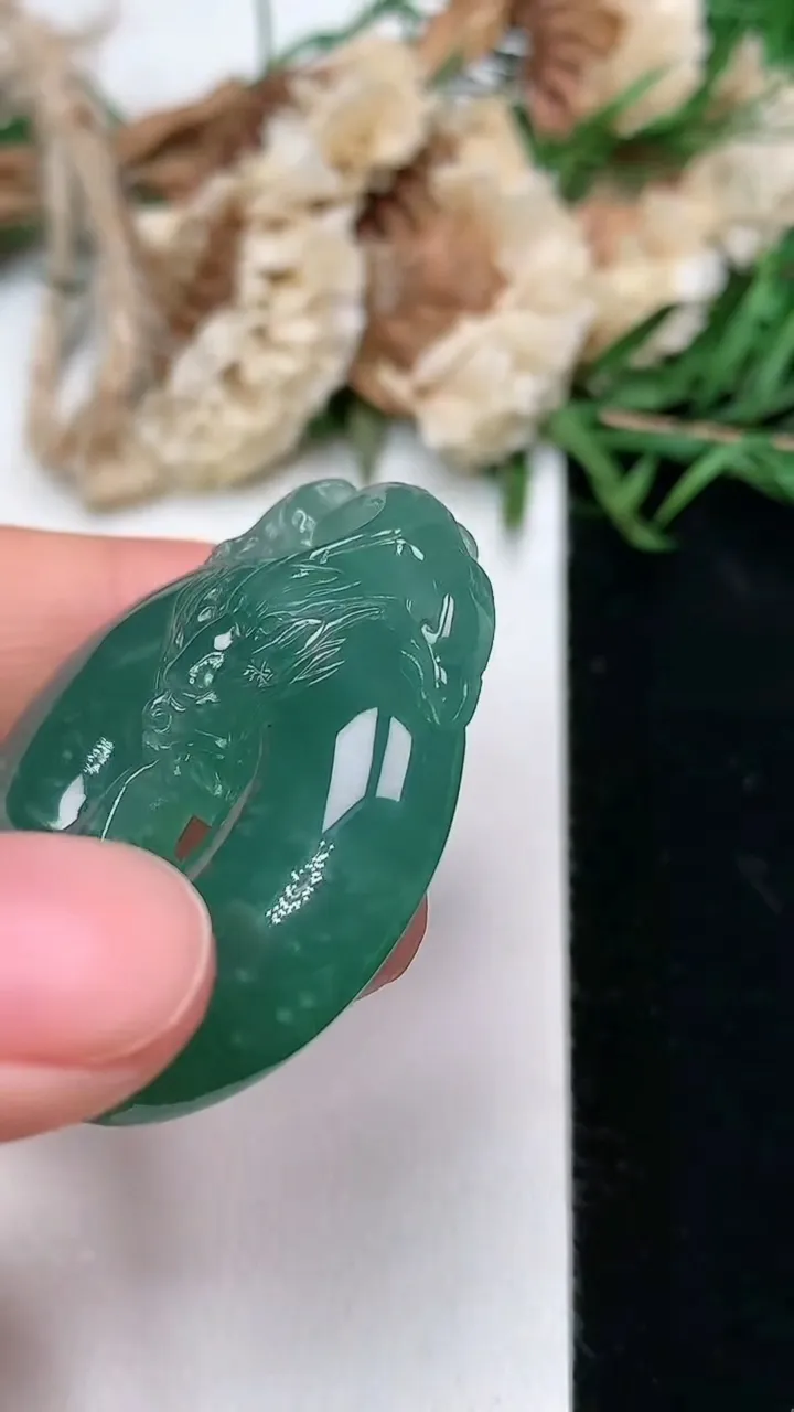 天然A货翡翠蓝水龙牌吊坠，尺寸38.3-32.9-8.2，重量:19.34g
2月5日