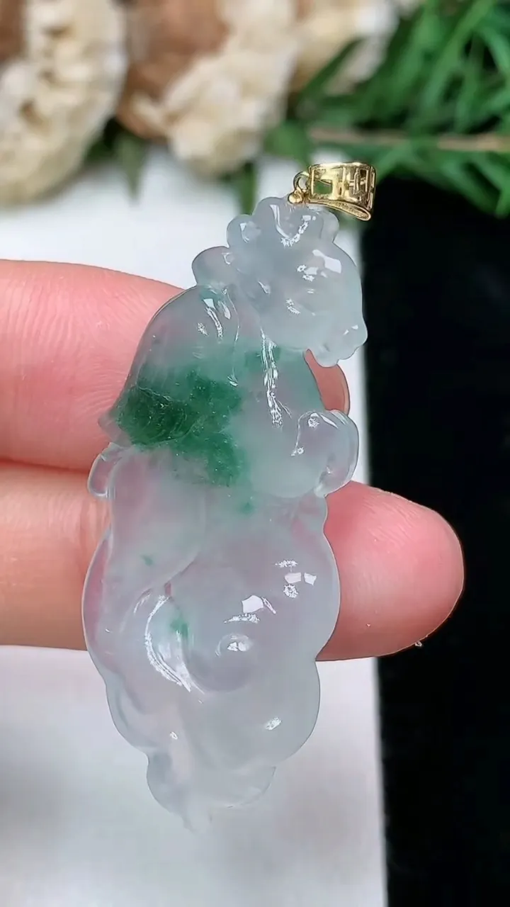 天然A货翡翠飘花生肖马牌吊坠，尺寸39.6-16.7-5，重量:6.02g
2月5日