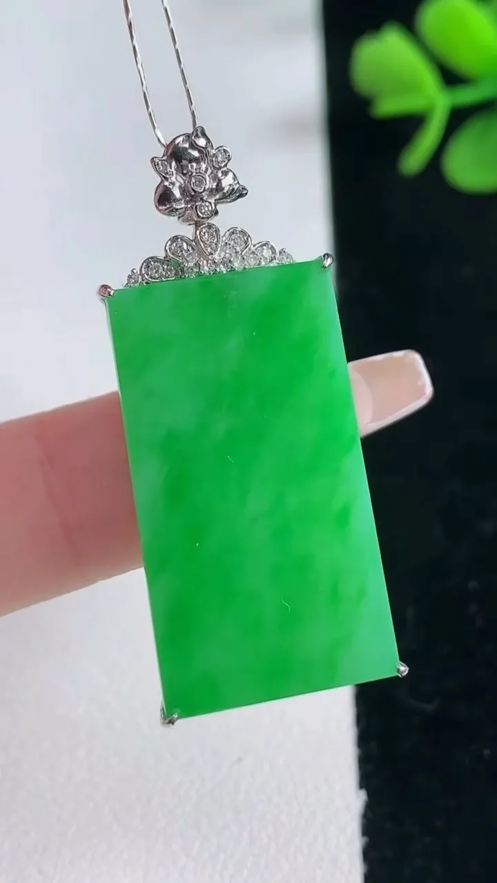 天然A货翡翠无事牌吊坠，尺寸38.7-28.8-15.6-6.3，重量:5.55g
2月5日