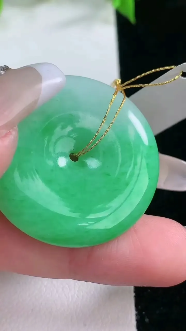 天然A货翡翠平安扣吊坠，尺寸32.4-5.4，重量:14.90g
2月5日