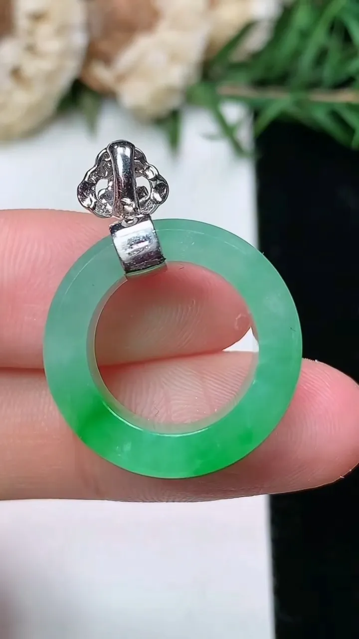 天然A货翡翠平安环吊坠，尺寸19.8-7.7-3.3，重量:5.60g
2月5日