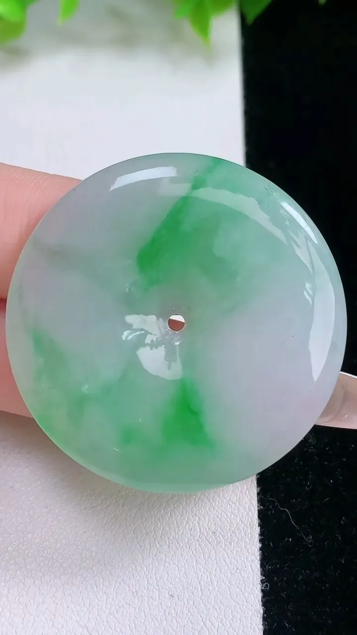 天然A货翡翠平安扣吊坠，尺寸39.5-5.3，重量:19.33g
2月5日