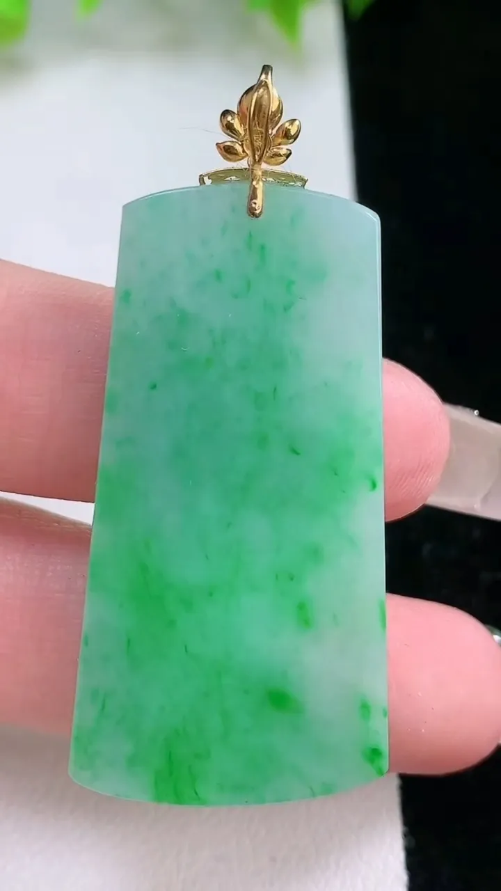 天然A货翡翠无事牌吊坠，尺寸43.3-23.5-3.5，重量:10.69g
2月5日