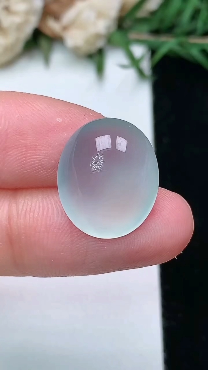 天然A货翡翠白冰蛋面镶嵌件，尺寸15.9-13.5-7，重量:2.49g
2月5日