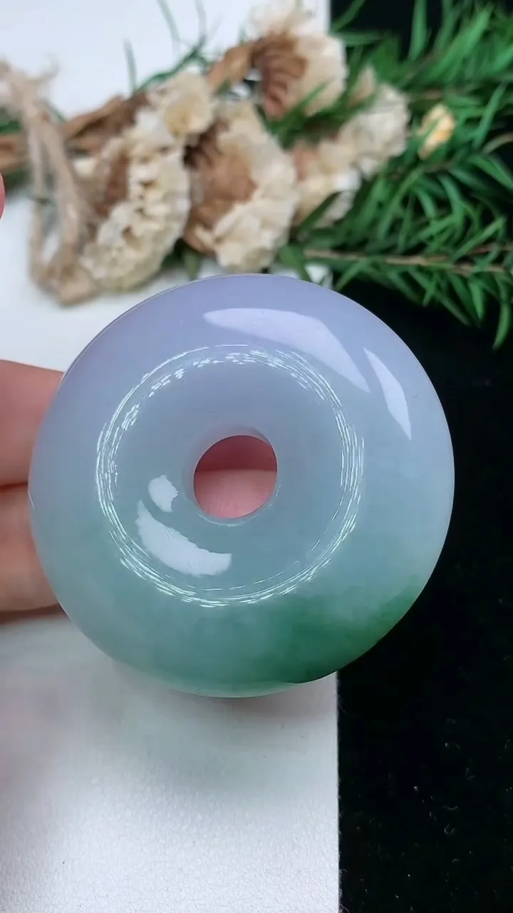 天然A货翡翠平安扣吊坠，尺寸47.8-13.2，重量:60.00g
2月5日