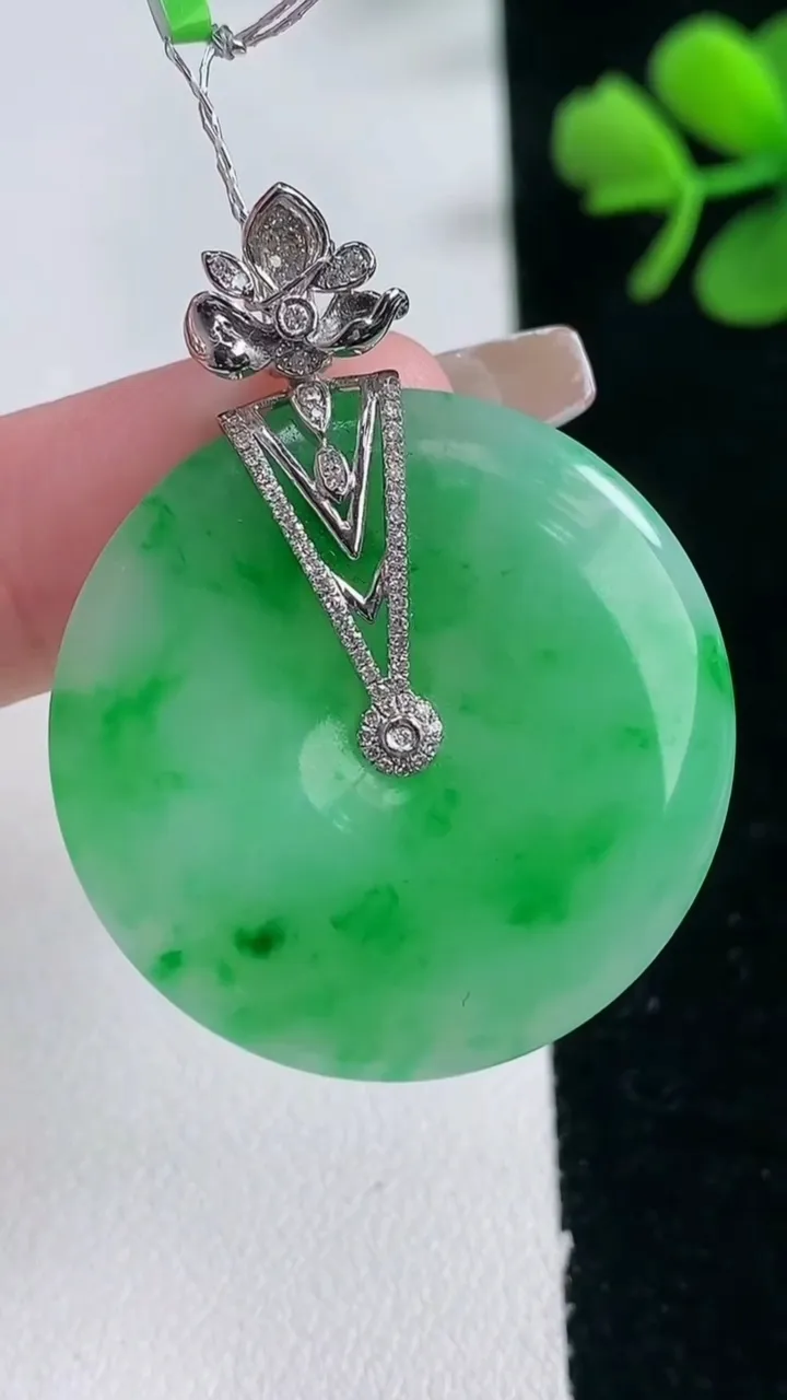 天然A货翡翠平安扣吊坠，尺寸31.3-4.2，重量:11.27g
2月5日