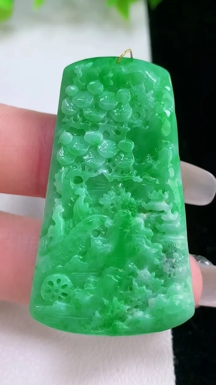 天然A货翡翠山水牌吊坠，尺寸47-27.6-5.2，重量:16.09g
2月5日