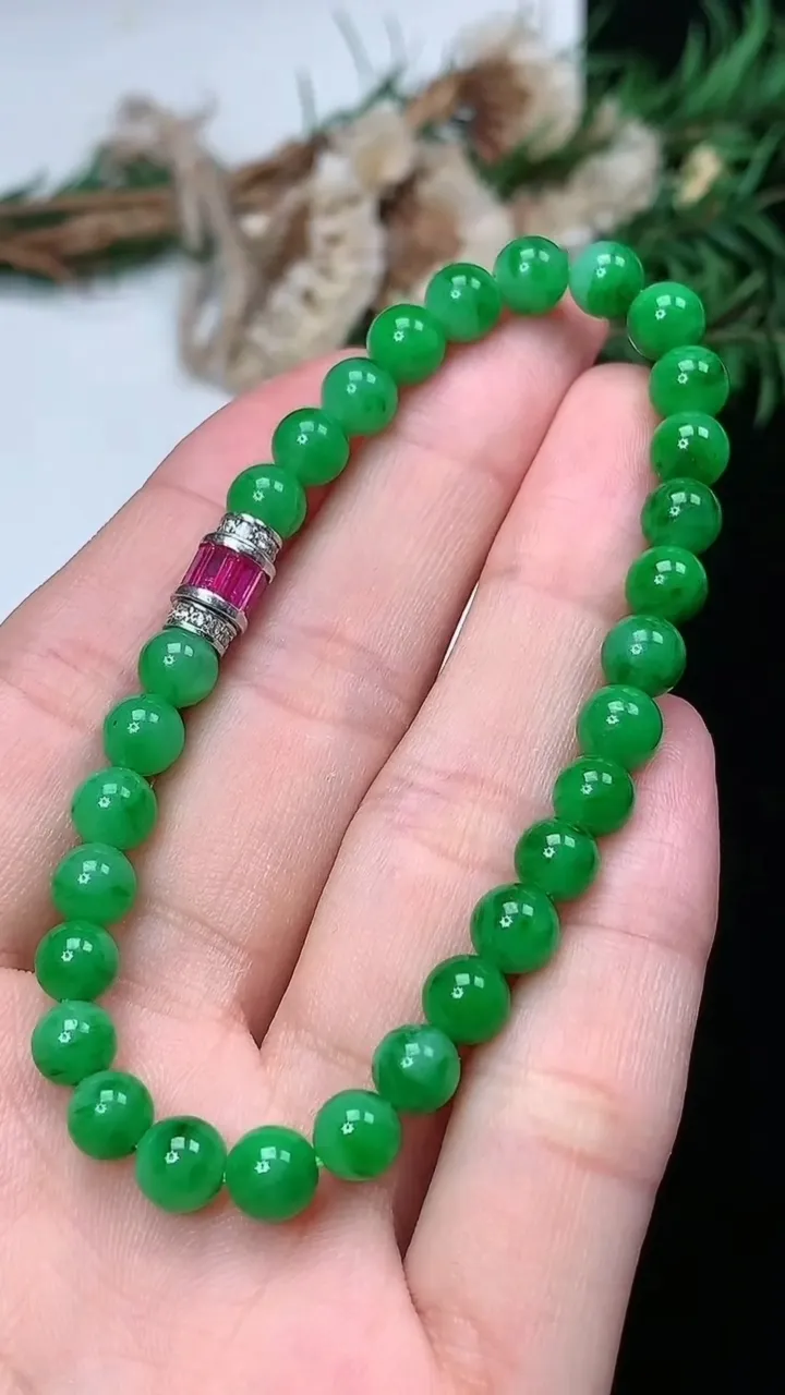 天然A货翡翠圆珠手串，尺寸6-29颗，重量:12.14g2月5日
工厂直销收藏佳品,种好水足，色泽均匀，有种有色，上手高大气！
