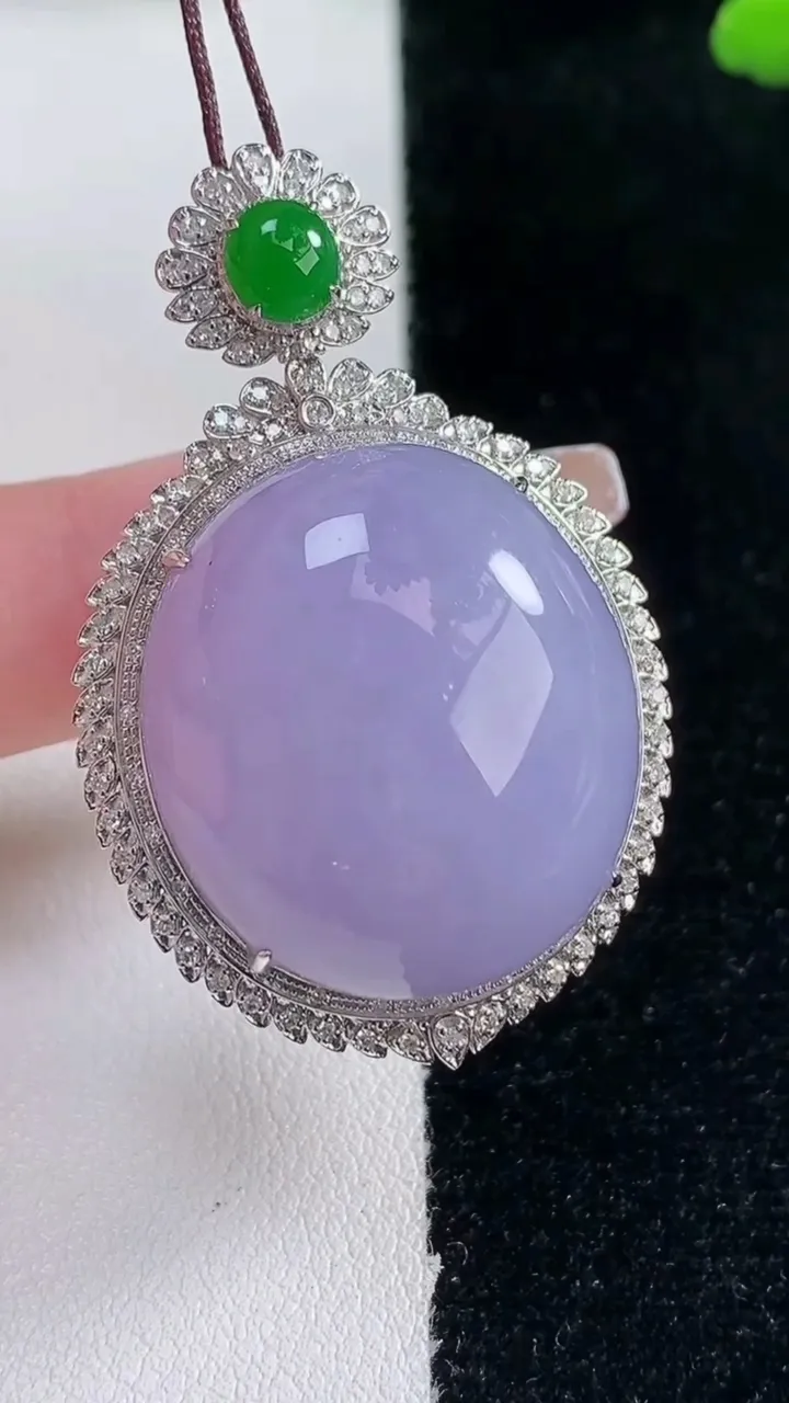 天然A货翡翠18K金紫罗兰蛋面吊坠，尺寸44.4-28.7-18，裸石25.3-22.3重量:20.29g
2月5日