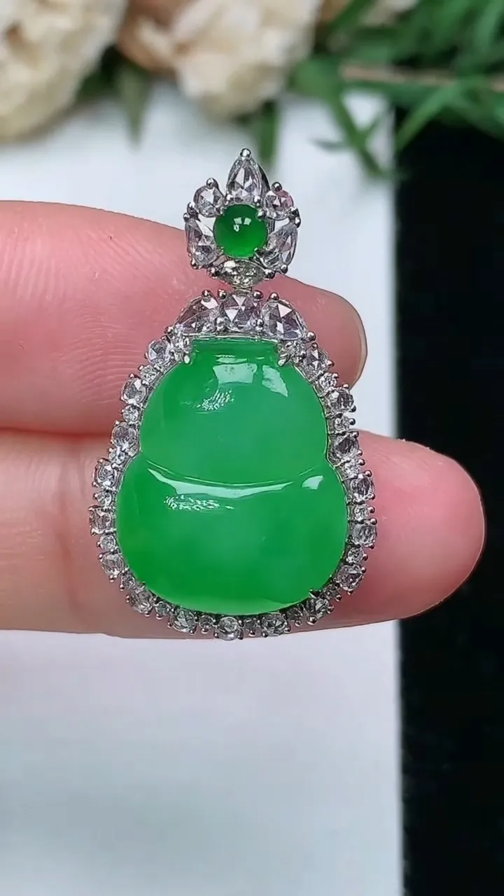 天然A货翡翠葫芦吊坠，尺寸27.6-16.3-8，裸石15.6-12.8，重量:4.27g
2月5日