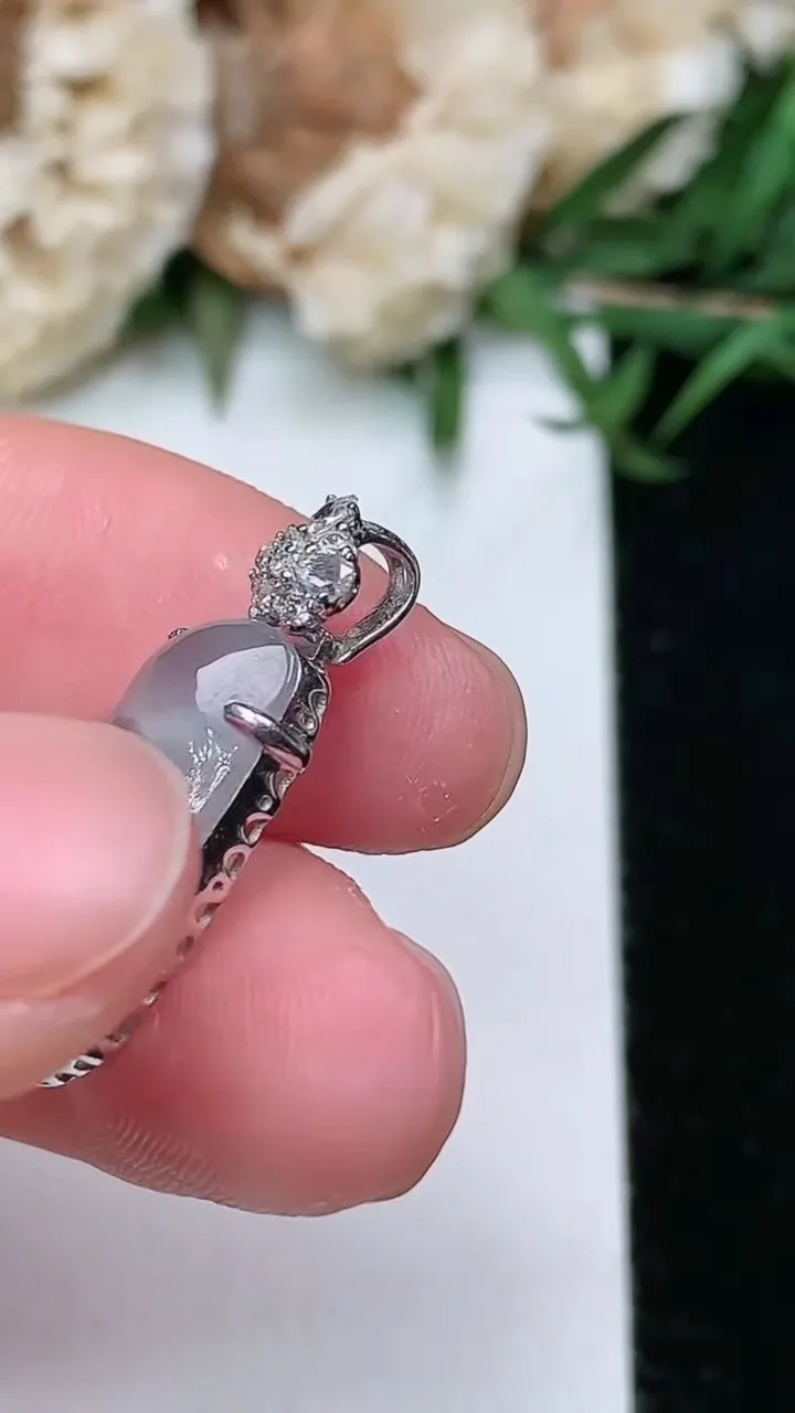 天然A货翡翠白冰福豆吊坠，尺寸17.4-9.2-5.8，重量:2.42g
2月5日